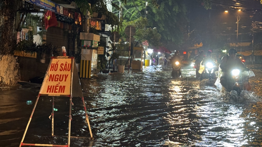 Mưa lớn kéo dài gây ngập cục bộ ở trung tâm thành phố Quảng Ngãi